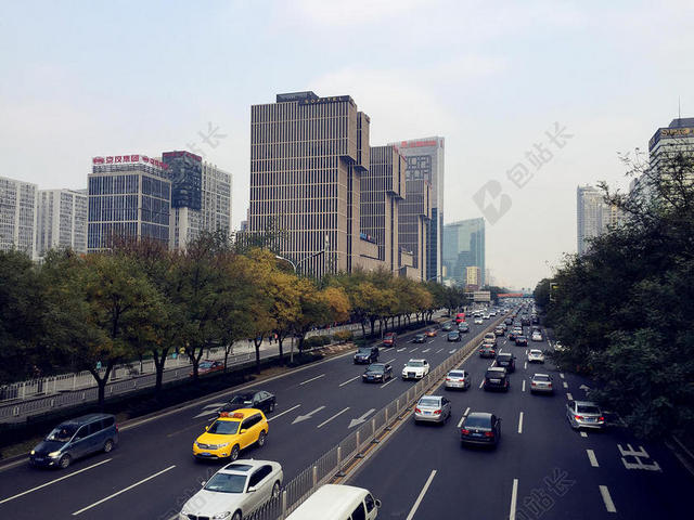 现代城市建筑写字楼交通车辆背景图片