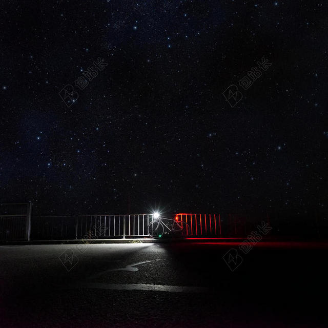 自行车 - 自行车 - 模糊 - 星座 - 骑脚踏车兜风 - 夜晚 - 光 - 道路 - 自行车 - 天空