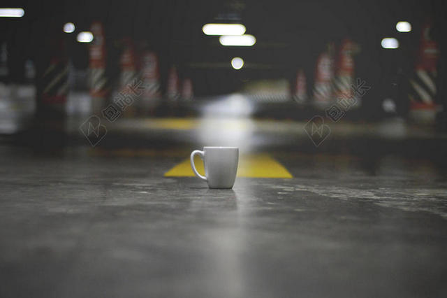 艺术地上的白杯背景图片