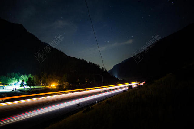汽车黑暗的黄昏夜晚星空光道路山天空背景图片