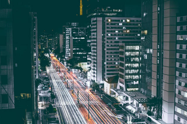 彩色街景夜幕下的灯光中的高楼大厦和街道街景城市夜景背景图片