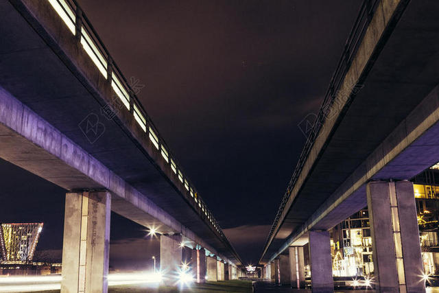 彩色建筑现夜晚闪烁灯光的桥梁建筑桥梁设计背景图片
