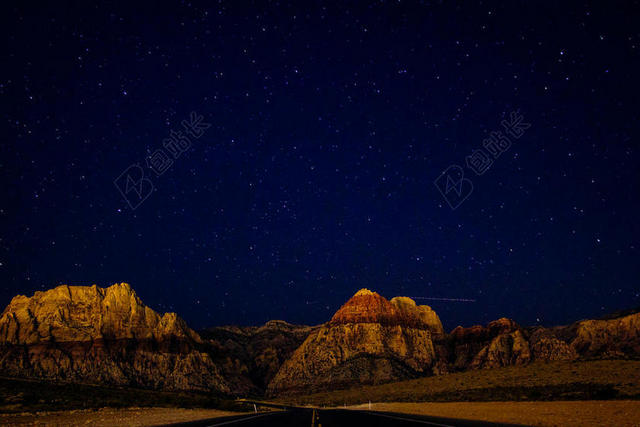 自然夜幕下的山脉背景图片