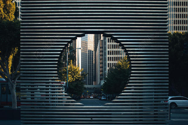 黑色建筑现代街道上的空心围墙街景建筑设计背景图片