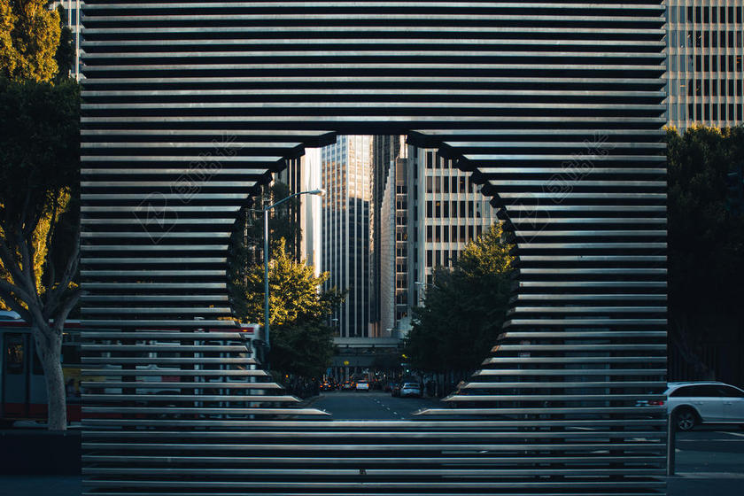 黑色建筑现代街道上的空心围墙街景建筑设计背景图片