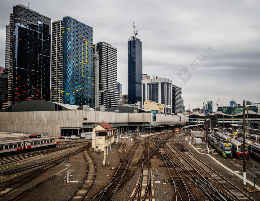 建筑城市市中心铁路轨道天空背景图片