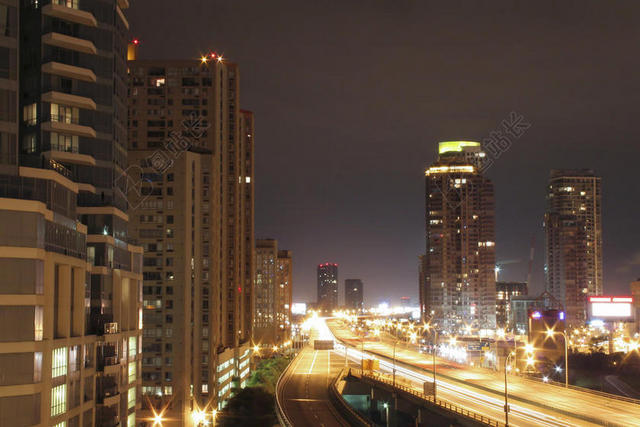 夜晚城市高层建筑交通车辆灯光背景图片