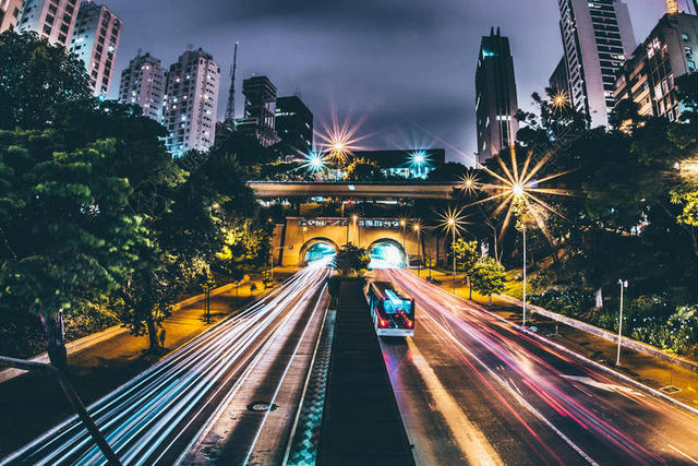 多彩灯抽象马路上的车尾灯轨迹背景图片