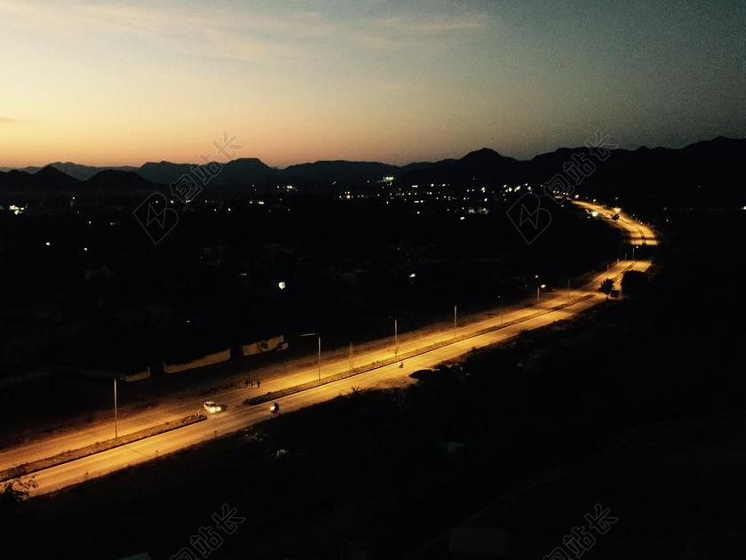 黑色城市特写黑夜下明亮的公路背景图片