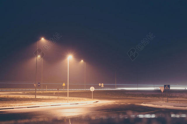 黑色夜晚高速路交通背景图片