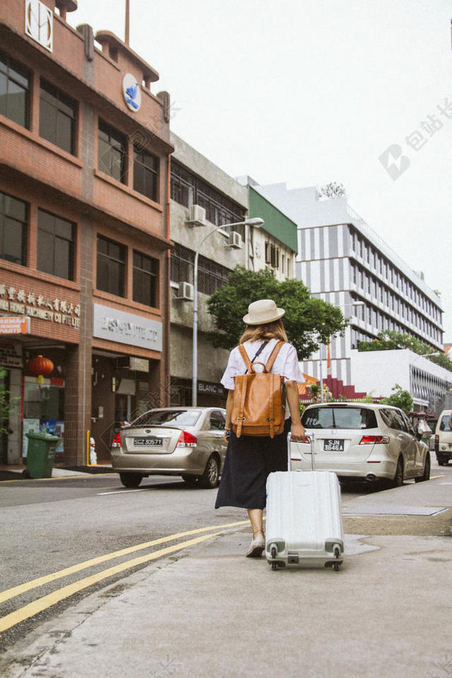 旅游清新少女拿着行李箱背景图片