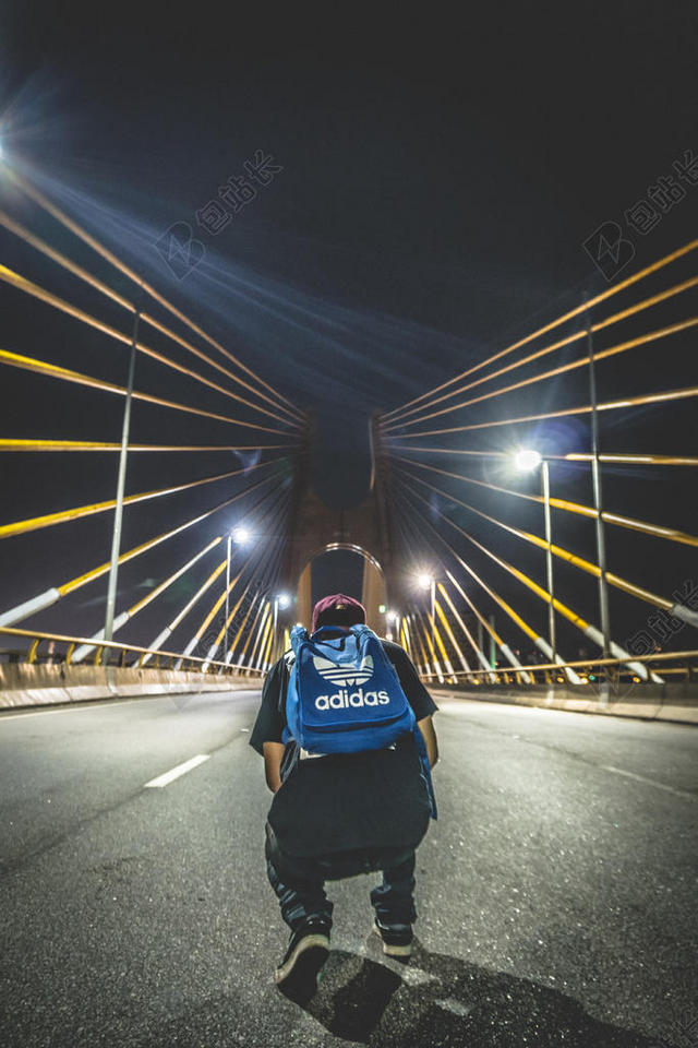 运动阿迪达斯奔跑的人背景图片
