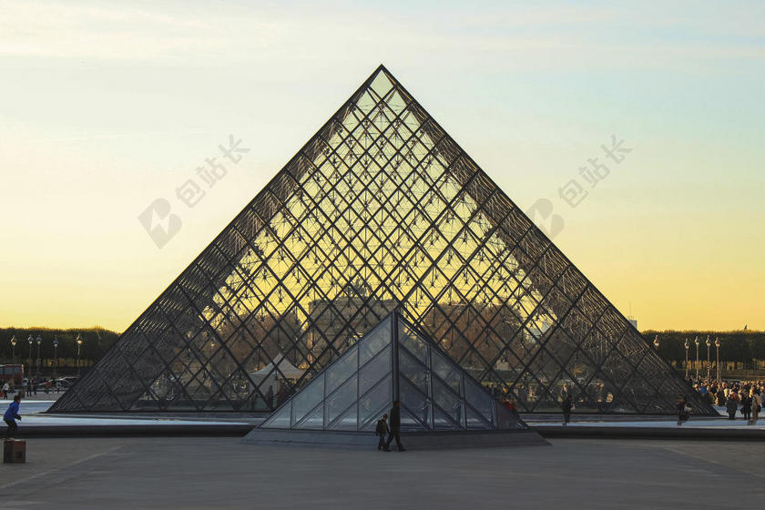 灰白建筑现代经典蓝天下的玻璃三角建筑旅游景点建筑设计背景图片