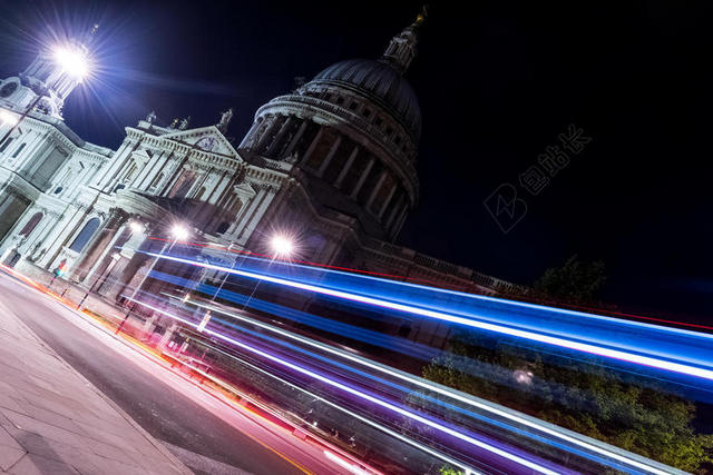 彩色光线炫彩夜幕下的马路高楼和霓虹灯光影夜景城市背景图片