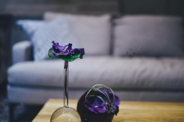 彩色室内设计桌子上的花朵装饰装潢家居背景图片