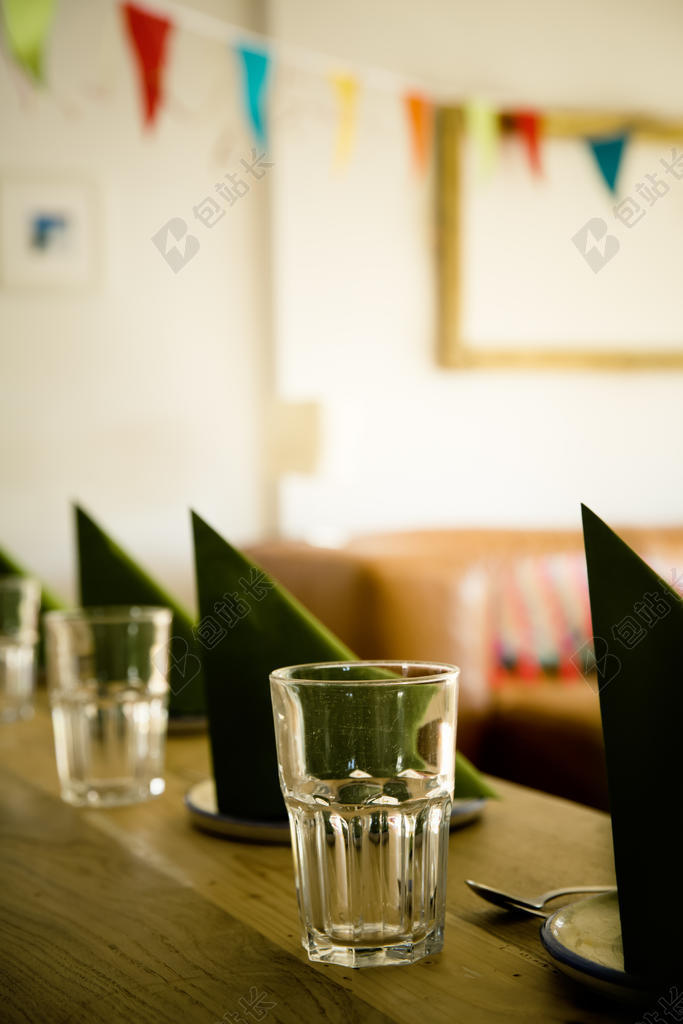 室内聚会节日庆祝水杯背景图片