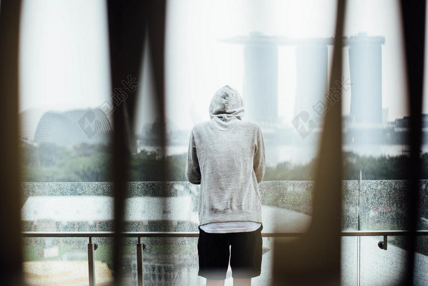 清新栏杆前的灰色男子背景图片