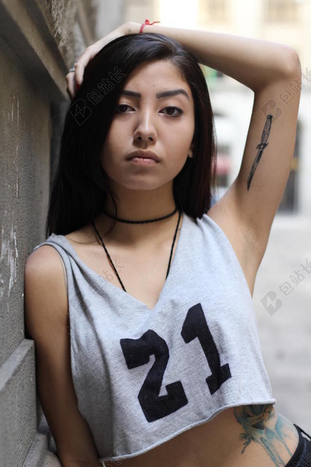 白色模特女时尚摄影造型背景图片