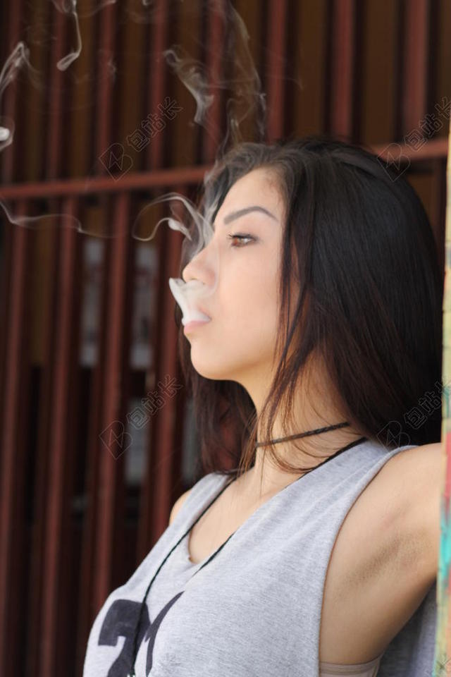 清新吸烟喷雾的女子背景图片