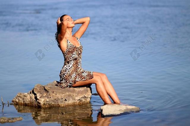 彩色人物性感野性短裙女孩坐在水边的岩石上摄影女孩写真背景图片