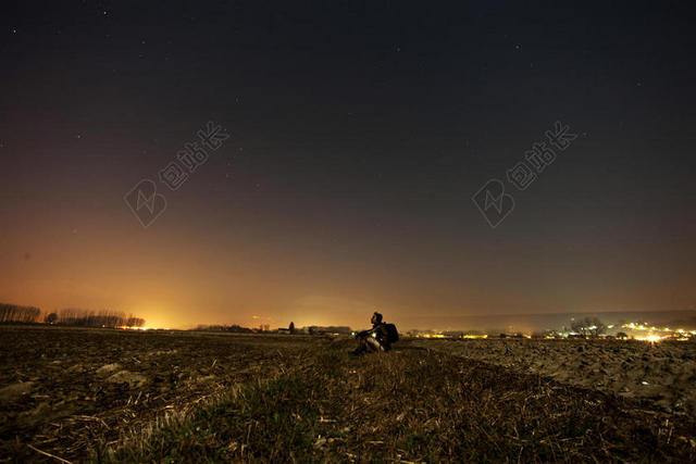 彩色自然美丽夜幕下的霓虹闪烁的城镇边山野夜空自然背景图片