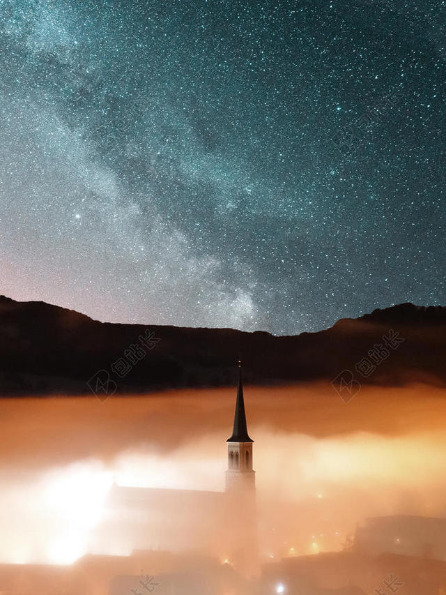 彩色自然炫丽星空下的群山云雾和建筑自然背景图片