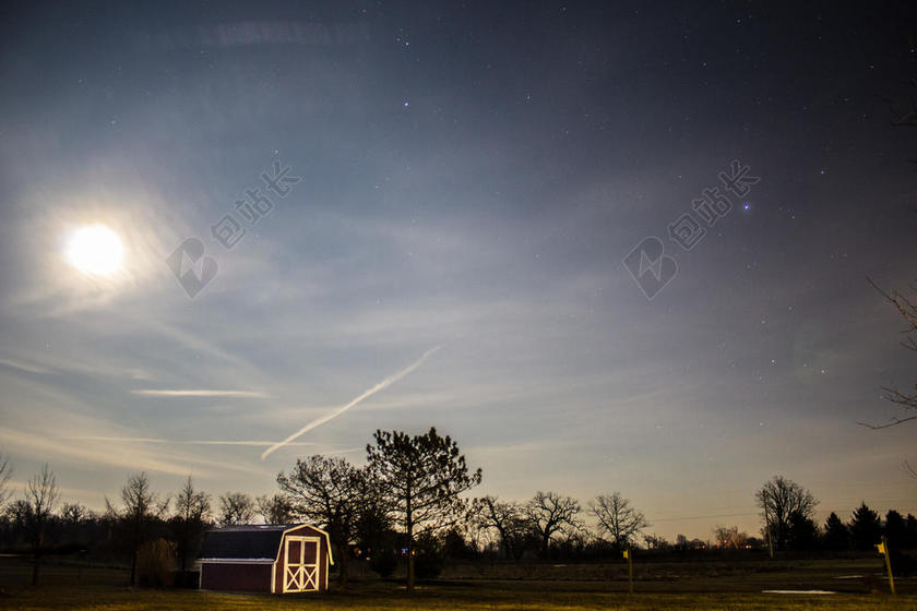 蓝色自然宁静清晨的小木屋背景图片