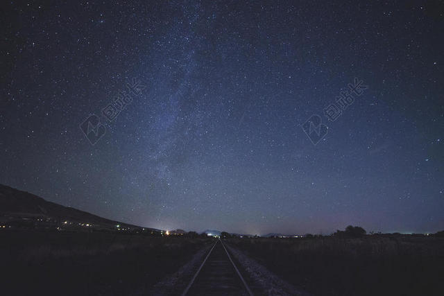 黑色野外铁路道路自然景观夜晚背景图片