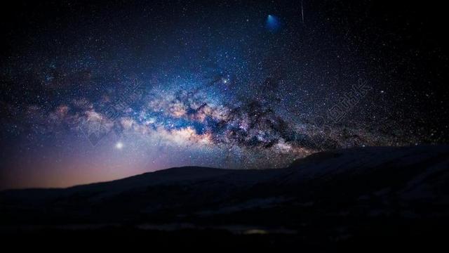黑色夜空下的壮观银河背景图片