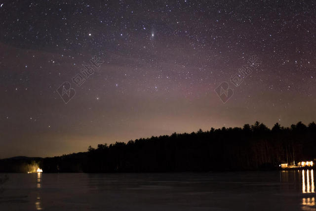 湖灯夜天空夜晚星空森林轮廓背景图片