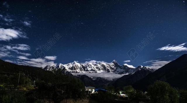 户外自然景观云海星空夜晚村庄背景图片