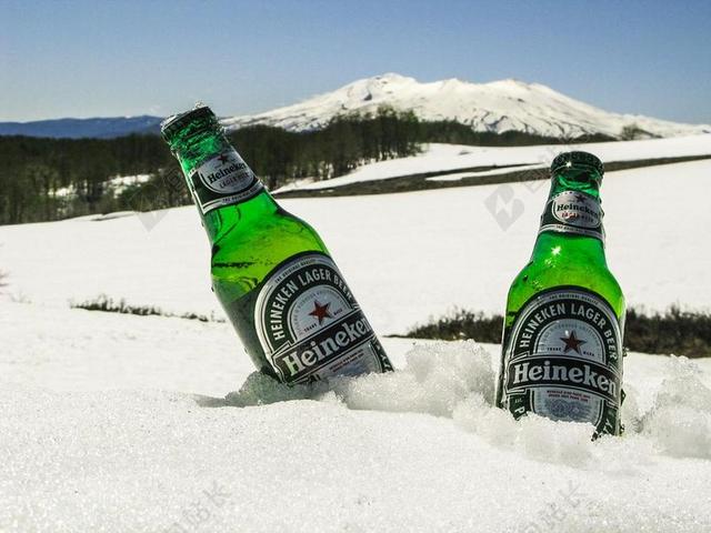 白色户外雪地啤酒广告创意背景图片