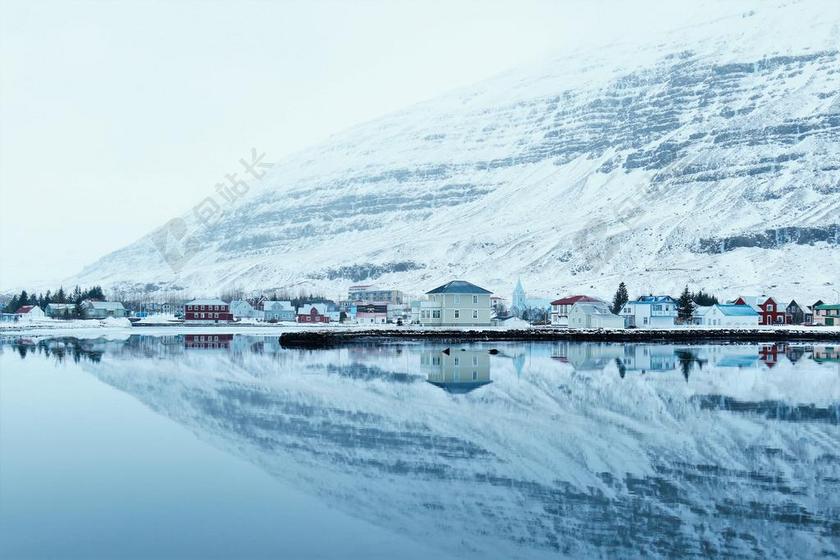 寒冷的乡村湖背景图片