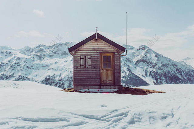 白色户外自然景观雪山山景房屋背景图片