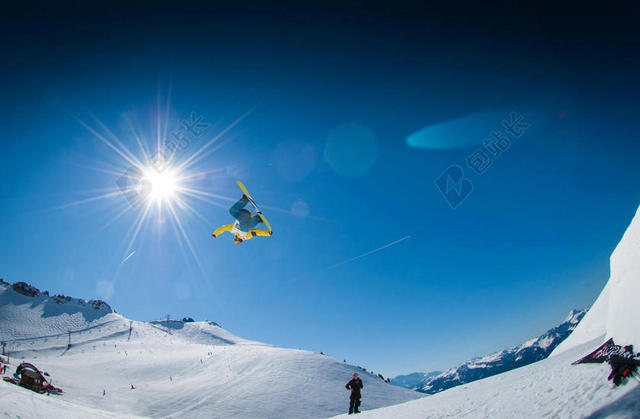 蓝白运动炫酷蓝天下男子正在滑雪自然运动冬季滑雪背景图片