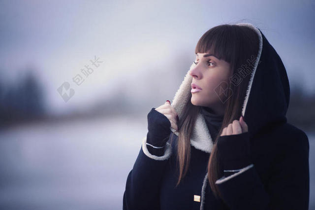 BAISE人特写侧脸远眺的少女背景图片