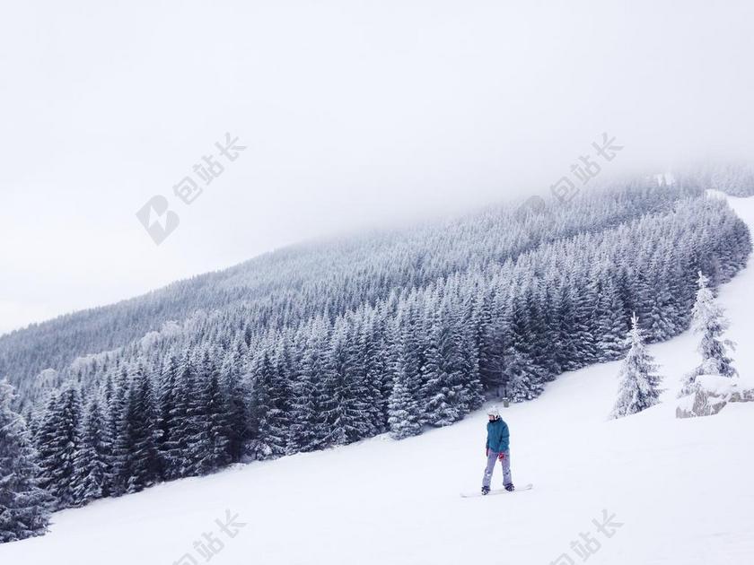 男子冒险在风雪的深林背景图片