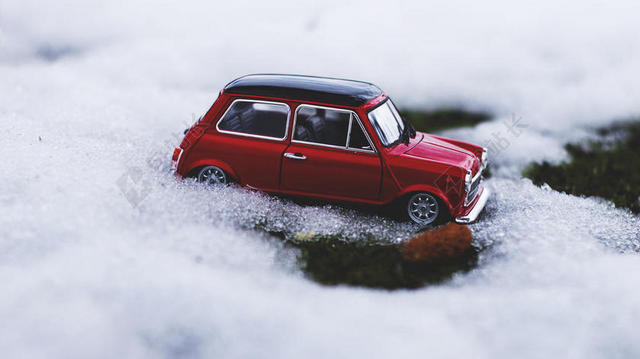 白色手办模型汽车玩具雪地背景图片