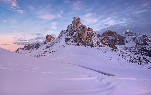 雪地里的山巍峨背景图片