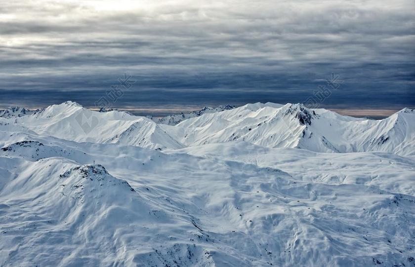 高山冬天雪峰背景图片