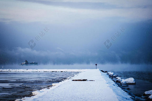 冬天的湖泊雪花的湖面背景图片