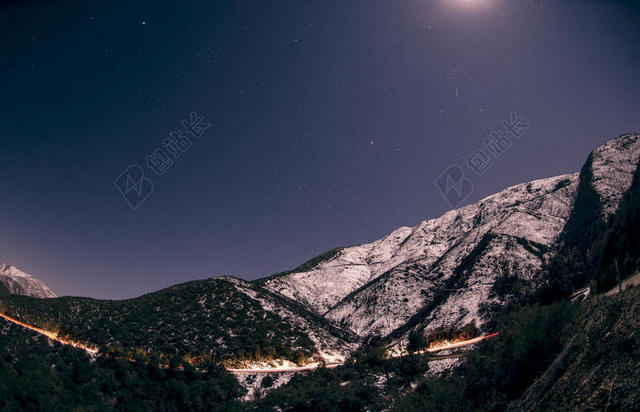 星光下的山川背景图片