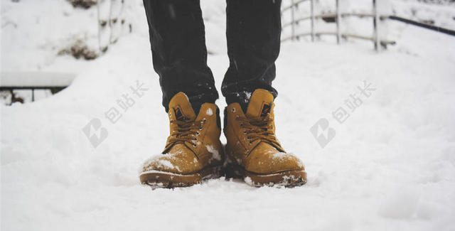 白色冬天寒冷雪地黄色靴子男背景图片