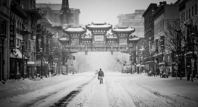 黑白唐人街雪景旅游度假建筑背景图片