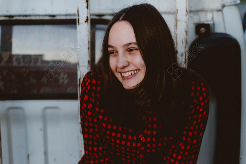 成人 - 有吸引力的 - 美丽的 - 方格 - 衬衫 - 复古 - 时尚 - 爱 - 幸福 - 开心 - 笑 - 微笑 - 人物特写 - 少女 - 冬天