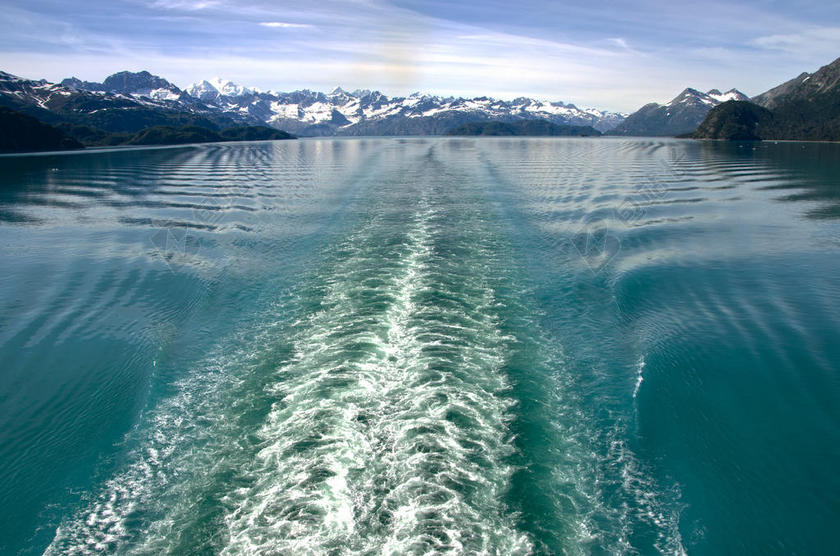 蓝绿自然壮阔蓝天下的雪山和湖水自然山水背景图片