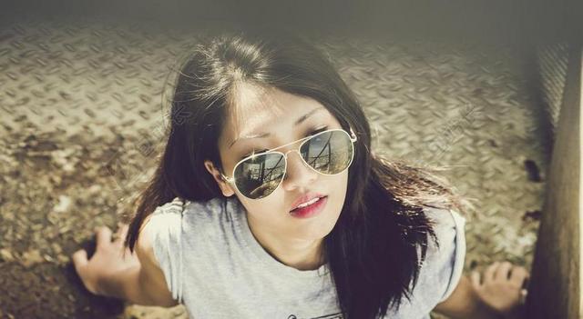 简约戴墨镜的女孩写真背景图片