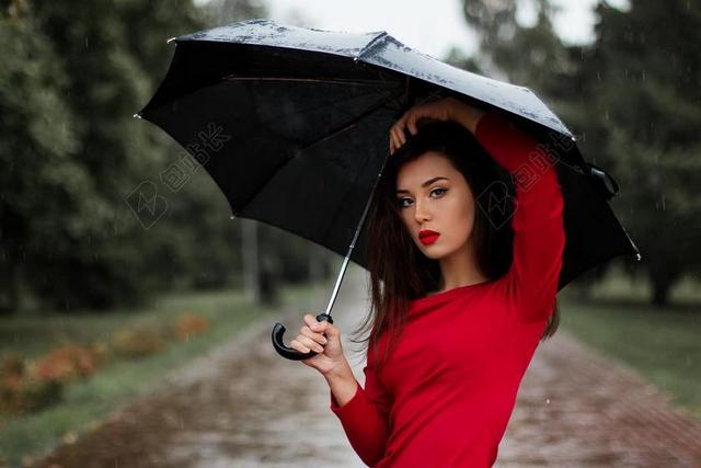 红黑美丽的时尚化妆女孩雨时尚人物模特特写背景图片