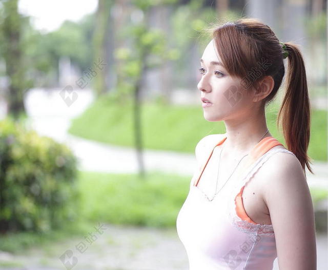 绿色人放松做瑜伽的少女背景图片