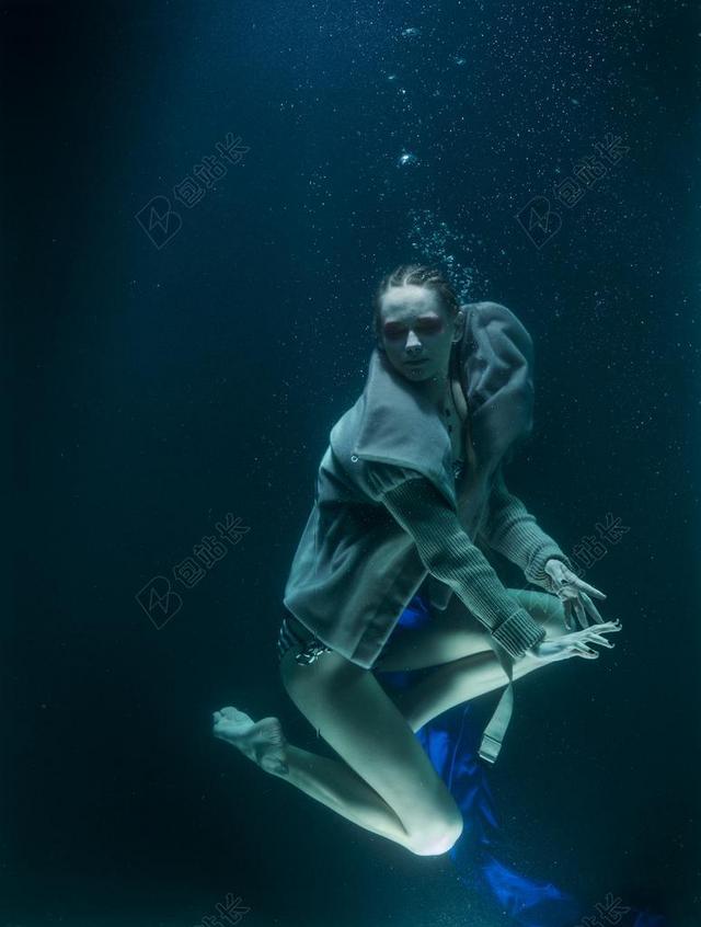 女孩水下舞蹈背景图片